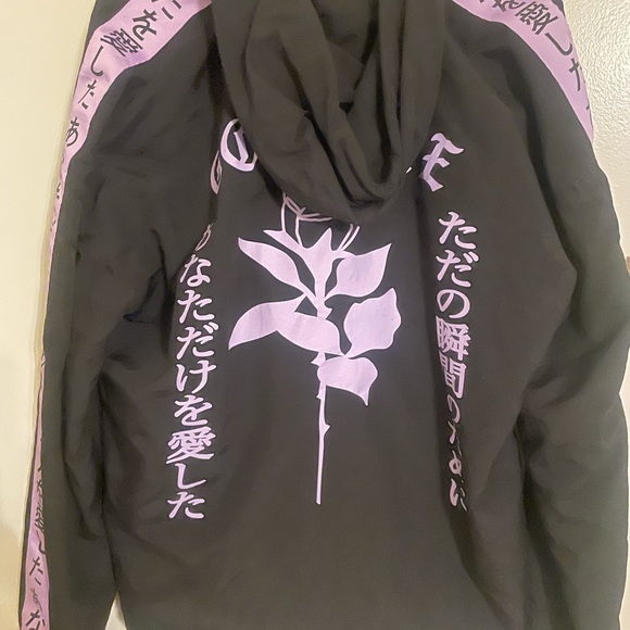 A barely used pullover jacket by Sami Ryan bought at Zumiez - Picture 6 of 6